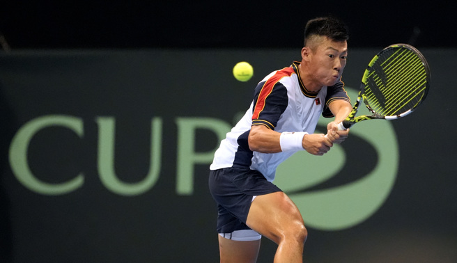 2024台維斯盃國際男子網球團體錦標賽世界一級15日進行中華隊、波赫隊之戰，中華隊曾俊欣（見圖）不敵波赫隊的祖赫。（黃世麒攝）