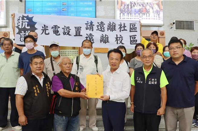 嘉义县大埔乡茄苳村民为光电场频设干扰居民生活，近日曾向县长翁章梁陈情。（本报资料照）