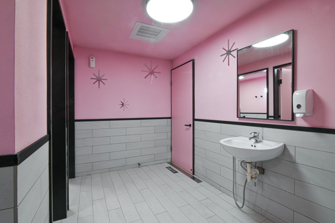 宝雅厕所的装潢惊艷原PO。（翻摄自宝雅脸书）