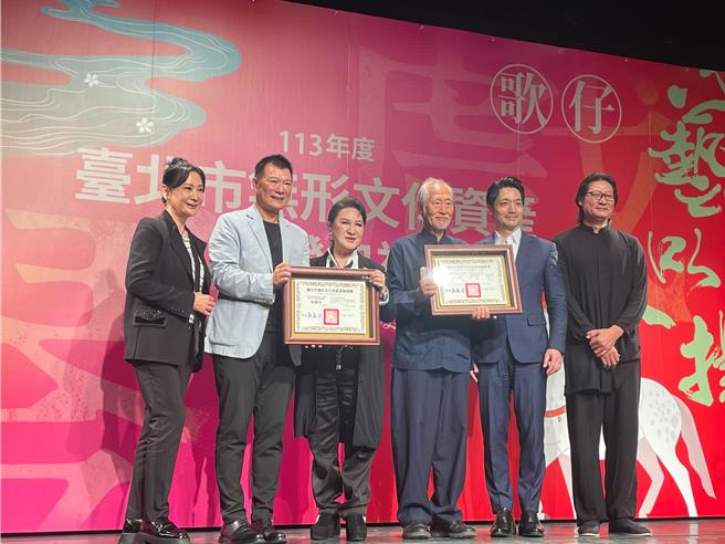 台北市长蒋万安（右二）率文化局长蔡诗萍（左二）15日出席「台北市无形文化资产授证典礼」，为传统工艺斲琴保存者林立正（右三）及传统表演艺术歌仔戏保存者林丽花（左三）颁发证书，2人也分别将技艺传承，培养包含琴师林法（右一）、歌仔戏演员陈亚兰（左一）。（刘彦宜摄）