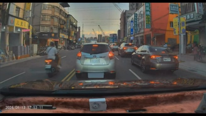 下班车潮塞车，骑士违规逆向，最终发生碰撞摔车。（翻摄爆料公社）