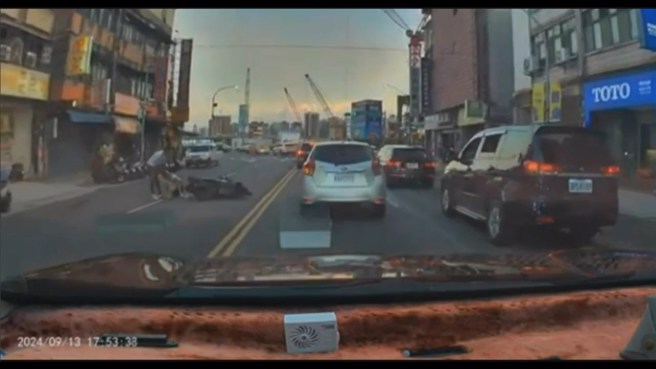 下班车潮塞车，骑士违规逆向，最终发生碰撞摔车。（翻摄爆料公社）