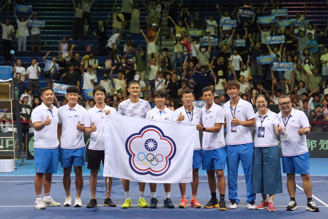 2024台維斯盃國際男子網球團體錦標賽世界一級15日進行中華隊、波赫隊之戰，中華隊最後靠著吳東霖（左四）的精采表現，以3比2擊敗波赫隊，重返2025世界組總決賽資格戰，「網球一哥」盧彥勳（右四）首次執掌總教練兵符就旗開得勝。（黃世麒攝）