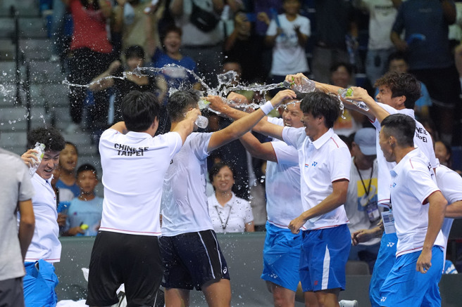 2024台維斯盃國際男子網球團體錦標賽世界一級15日進行中華隊、波赫隊之戰，中華隊最後靠著吳東霖（左二背對者）的精采表現，以3比2擊敗波赫隊，重返2025世界組總決賽資格戰，中華隊隊職員們一擁而上，潑水慶祝。（黃世麒攝）
