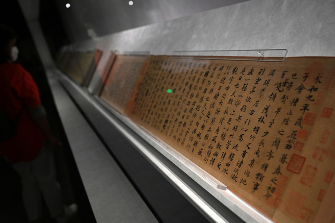 唐太宗李世民派人假扮书生，故意接近一名和尚，顺利骗回《兰亭序》真迹。（图：新华社）