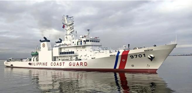 菲律賓海警船「特雷莎·馬格巴努亞」號今天撤回港口。（圖：美國海軍協會新聞網）
