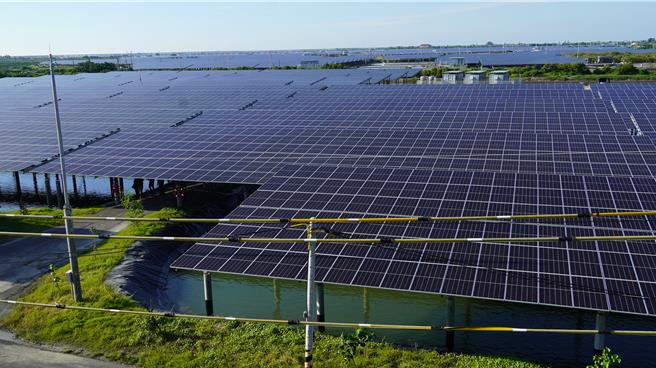 「大亞志光」漁電共生案場是全國規模最大的漁電共生案場。（寶智華攝）