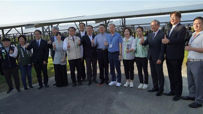 行政院長卓榮泰（右７）率經濟部、法務部官員視察七股「大亞志光」漁電共生案場。（寶智華攝）