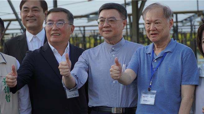 行政院長卓榮泰對「大亞志光」漁電共生案場的成效感到滿意。（寶智華攝）