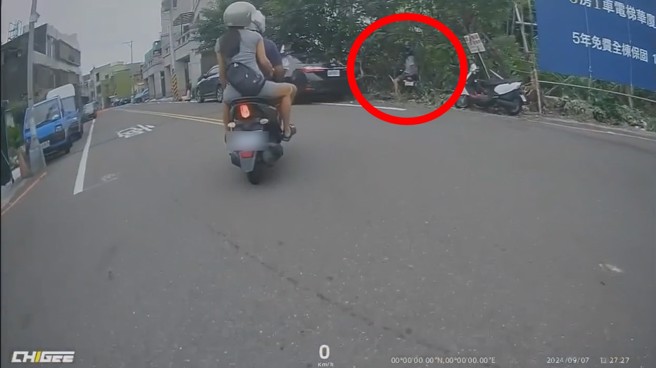 骑车出游带路者居然骑进树丛，同行伙伴狂笑。（翻摄爆料公社）