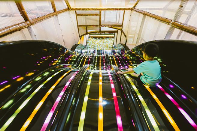 「魔幻瀑布」體驗全台唯一夢幻三滑道的刺激感。（六福旅遊集團提供）