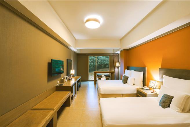 剛果藍天房面向山巒美景，於房間內即可觀賞北非冉羊。（六福旅遊集團提供）