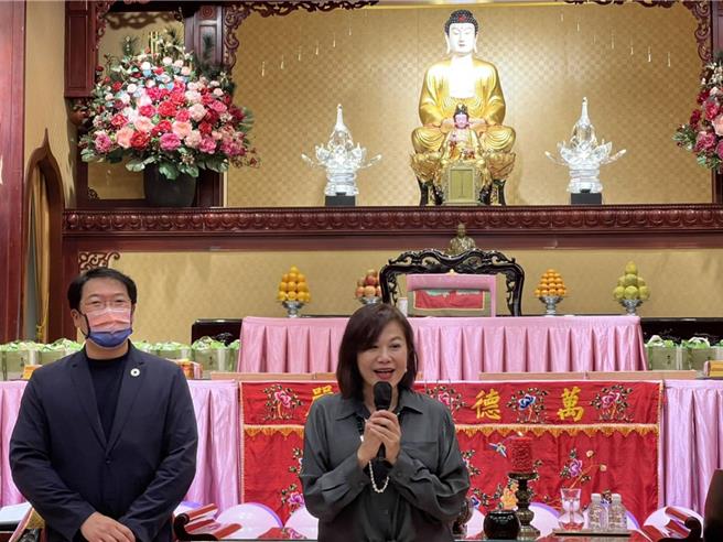 佛光山基隆极乐寺15日举办佛光宝宝祈福礼系列活动，基隆市副市长邱佩琳（右）、民政处长张渊翔（左）都应邀出席。邱佩琳表示，这一系列活动非仅为孩子祈福，更是传承跨世代的文化。（基隆市政府提供／张志康基隆传真）