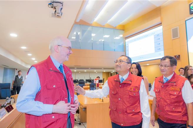 美国在台协会 AIT处长谷立言12日到新北市府拜访，由新北市长侯友宜亲自接待，双方针对青年交流、招商投资等议题交换想法，并在会后参观新北市灾害应变中心。（新北市秘书处提供）