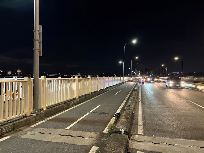 华中桥往中和方向，傍晚6时许发生一起车祸，骑40多岁骑士送医时已无生命迹象，目前还在医院抢救。（翻摄画面）