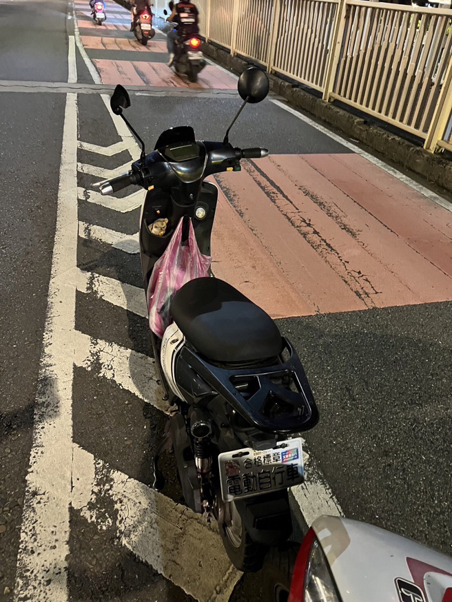 华中桥往中和方向，傍晚6时许发生一起车祸，骑40多岁骑士送医时已无生命迹象，目前还在医院抢救。（翻摄画面）