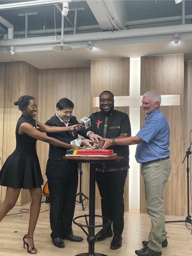 外交部常务次长陈立国（左二）与圣克里斯多福及尼维斯联邦驻台大使范东亚（右二）共同切蛋糕庆祝克国独立41周年。(外交部提供)