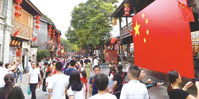 经济成长动能流失、景气持续低迷下，大陆14日公布的8月份消费、工业、投资、房地产等经济数据持续放缓。图／中新社