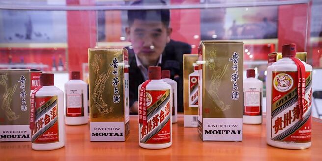 中秋佳節在即，但大陸消費持續不振，出現近年來最慘淡的白酒中秋銷售季。圖／中新社