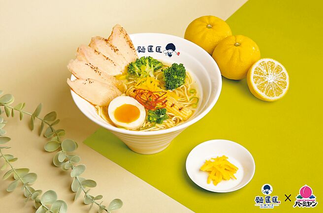 麵匡匡攜手日本餐飲龍頭SKYLARK集團旗下超人氣品牌バーミヤン推出「柚見小清新嫩鷄拉麵」，於全台麵匡匡門市限量發售，上市價180元。圖／麵匡匡提供
