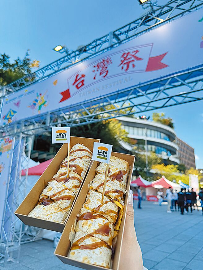 拉亞漢堡在熊本台灣祭中推出的鮪魚玉米蛋餅，立即擄獲當地食客的味蕾。圖／拉亞漢堡提供