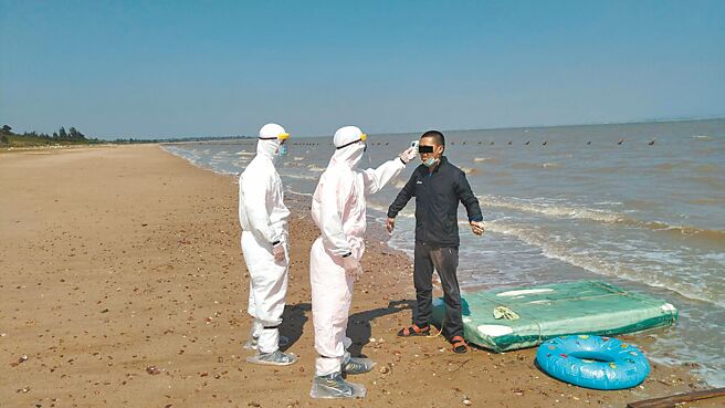 过去台湾钱淹脚目，许多大陆民眾利用偷渡方式来台打黑工，1993年查获6700多人，去年则仅有15人。图为朱姓大陆人士自厦门偷渡金门。（金门岸巡队提供）