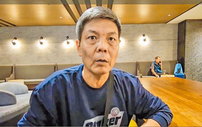 连续数年举牌纪念六四的湖南异议人士陈思明，去年在桃园机场转机时跳机，公开表示希望能前往美、加寻求政治庇护。（读者提供）