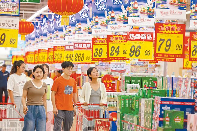 大陆统计局14日指出，下阶段CPI有望温和回升。图为山东省枣庄市一家卖场。（新华社）