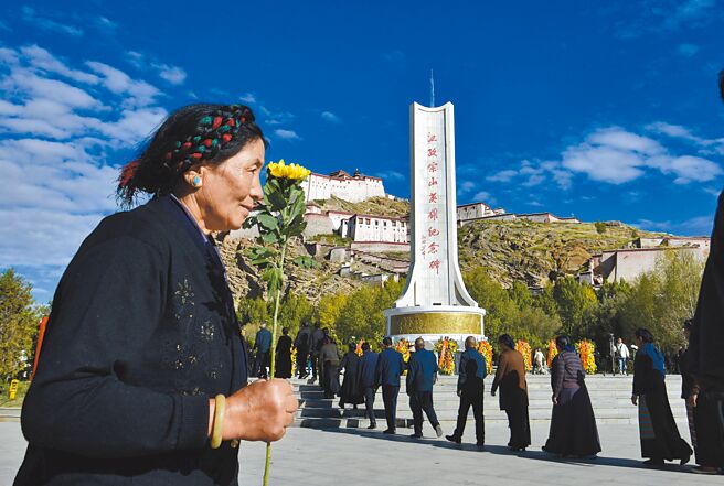 中共政法委書記陳文清近日到西藏等地調研，並主持舉行涉藏反分維穩工作會議，確保維護社會穩定。圖為西藏日喀則市江孜縣宗山廣場。（中新社）