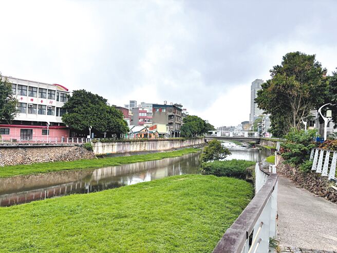 桃园市中坜老街溪步道成最受欢迎的景点，上半年吸引501万人造访，桃园市观光旅游局表示，数据採中华电信大数据资料统计，排除当地居住及工作人口，老街溪交通便利，可利用大眾运输抵达，因此吸引许多游客。（廖姮玥摄）