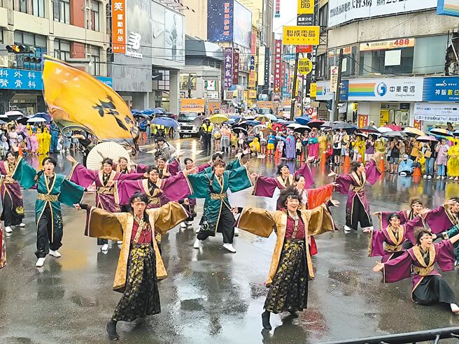 台中国际踩舞嘉年华14日盛大开场，邀请36组、400多人国内外团体轮番表演，从丰原中正路一路热闹演出到丰原火车站前，即使大雨滂沱也丝毫不减民眾热情。（李京升摄）