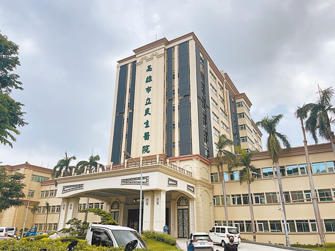 高市卫生局宣布，民生、凯旋以及中医医院的基层医护，10月起每人每月加薪1500元，共计约1600人受惠。（纪爰摄）