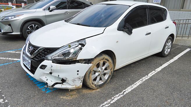 台南市东山区区长吕煌男12日深夜驾驶公务车，撞上机车后逃逸，公务车左前车头严重毁损。（宝智华摄）