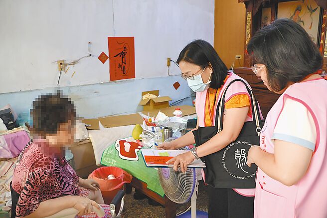 行政執行署高雄分署執行官在中秋節前夕主動關懷因受騙賣狗肉挨重罰，又遇車禍受傷的簡姓婦人。（高雄執行分署提供／郭良傑高雄傳真）