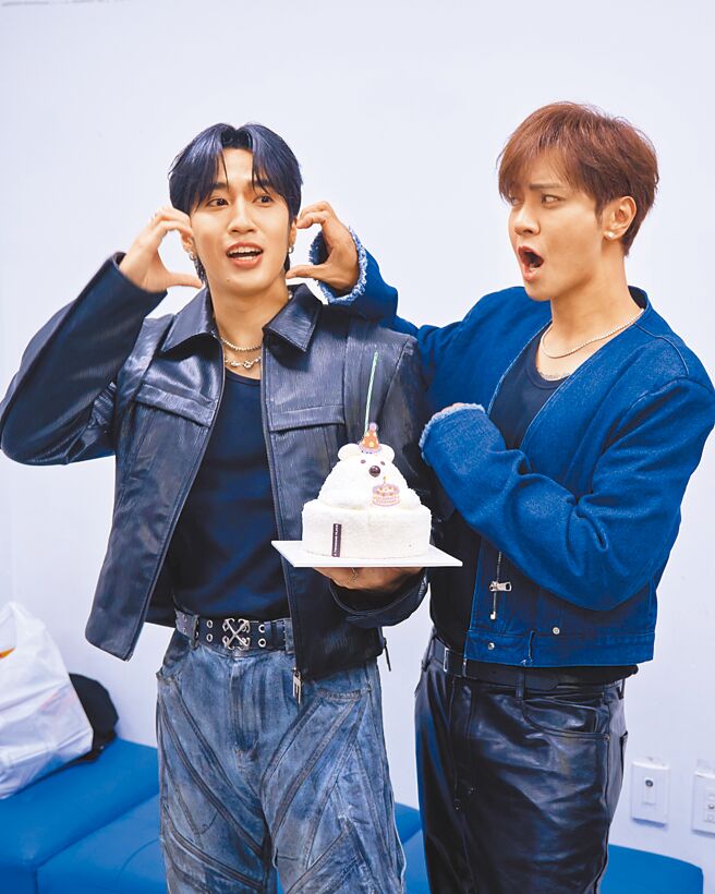 罗志祥（右）日前在录制选秀节目《SCOOL》空檔时，特地帮娄峻硕欢庆生日。（天空娱乐提供）