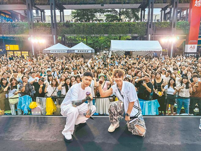 鼓鼓（右）14日驚喜現身蕭秉治的簽票會。（相信音樂提供）