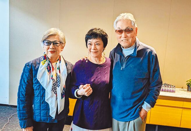 移居加拿大的凌波（左）与老公金汉（右）特别出席《女儿的女儿》首映替张艾嘉（中）加油打气。（东昊影业提供）