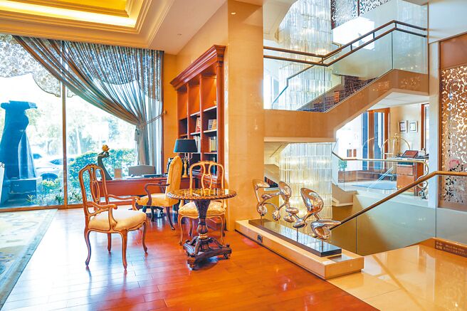 位于饭店1楼挑高五米的气派大厅「柏晶厅」，採用新古典装潢风格，24小时免费供应茶饮与茶点。（邓博仁摄）