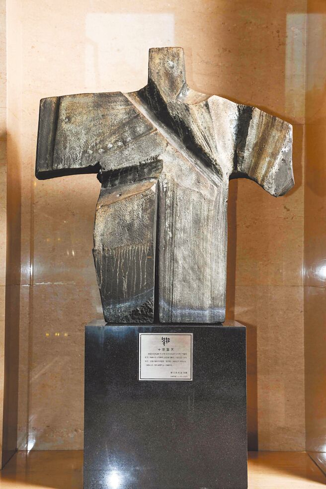 艺术家朱铭作品「太极：十字手」，沉静中又见崇高意象。（邓博仁摄）