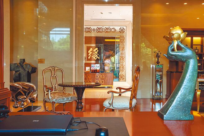 位于饭店1楼挑高五米的气派大厅「柏晶厅」，处处可见艺术珍品，提供中英日文杂志与艺术典藏书籍。 （邓博仁摄）