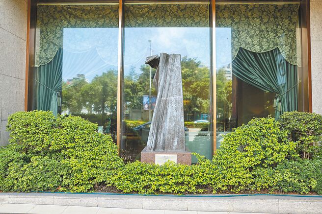 大门有艺术大师杨英风作品「龙穴」，展现丰沛的生命力。（邓博仁摄）