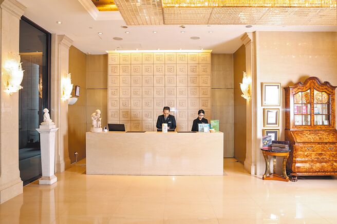 1楼接待柜台两侧也有许多艺术之作，让客人到访就能感受艺术气氛。（邓博仁摄）