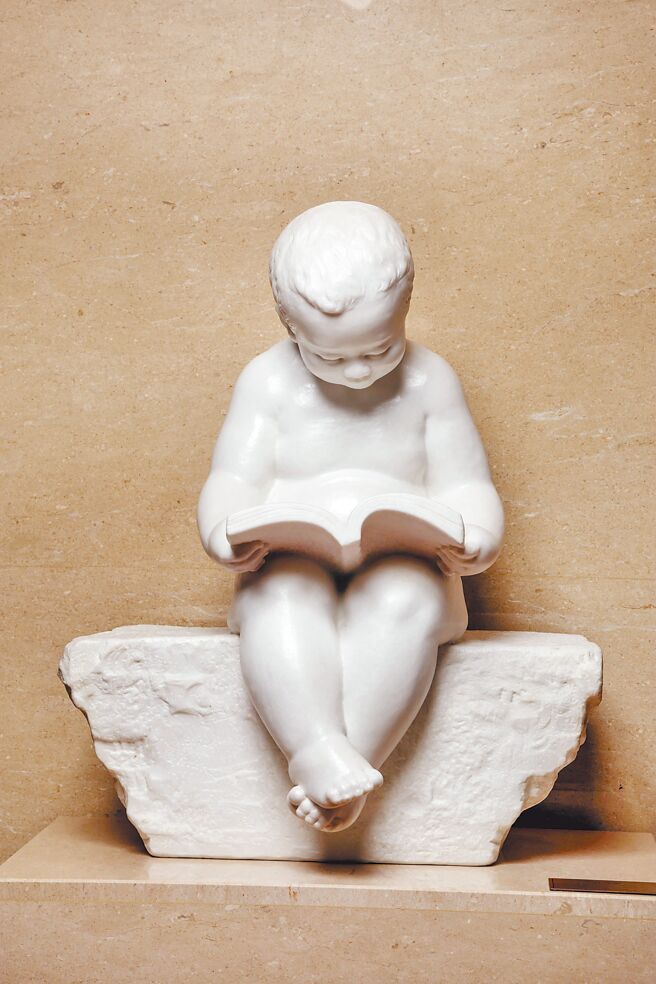 艺术家王秀杞作品「读书乐」，展现孩童因阅读而喜悦的模样。（邓博仁摄）