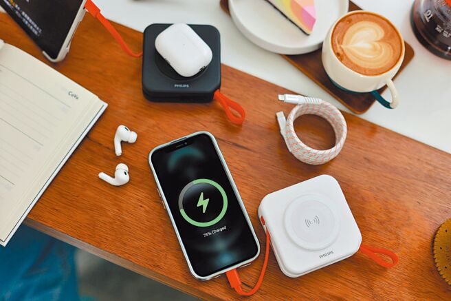雙全國際推出新一代PHILIPS FunCube 2.0放心充多合一行動電源（見圖），定價2290元，預購優惠價1690元，即起預購，預計11月上市。充電速度提升33%，在保留1萬mAh大電量、散熱不妥協的前提下，體積縮10%、重量264公克，最方便的是磁吸無線充電盤，支援iPhone 12後的MagSafe磁吸無線充電，吸力比原廠行動電源強化46%，並增加Apple Watch磁吸充電功能。（雙全國際提供）
