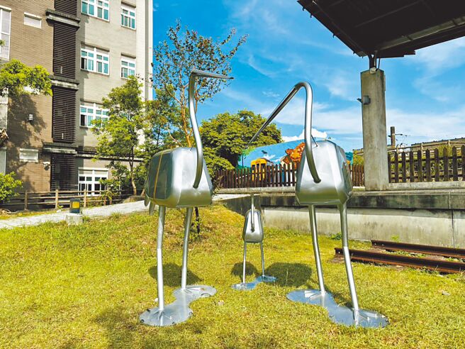 「海鳥傳書」限定明信片活動，只要在社群平台打卡即可獲得海鳥限定明信片，寫下你想傳遞的訊息，主辦方將定時「從七堵」寄出。（基隆市文化觀光局提供）