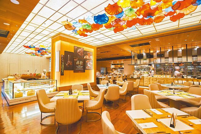 台北美福大飯店「食宴彩匯 喫茶聽書」活動，賓客們品嘗彩匯自助下午茶餐的美食，再欣賞相聲表演。（台北美福大飯店提供）