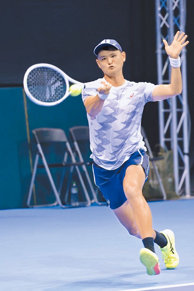 台维斯杯世界一级赛，中华队吴东霖在第2点单打击败「波赫一哥」祖赫，将系列赛扳成1平。（中华网协提供）