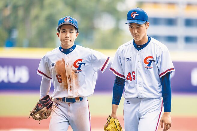 U23世界杯棒球赛中华vs.英国，中华队二垒手郑俊纬（左）在4局上结束时，安慰因队友失误丢分、脸色铁青的左投陈品宏。（中华棒协提供）