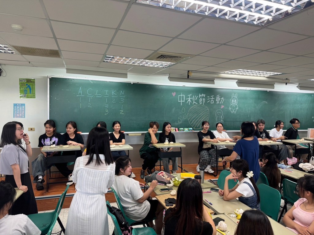 中秋樂團圓 開南大學外籍生體驗月餅與彩繪柚子