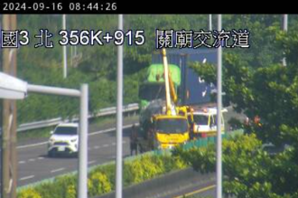 駕駛快改道！國3南向關廟交流道路段「小貨車翻覆」占內線 